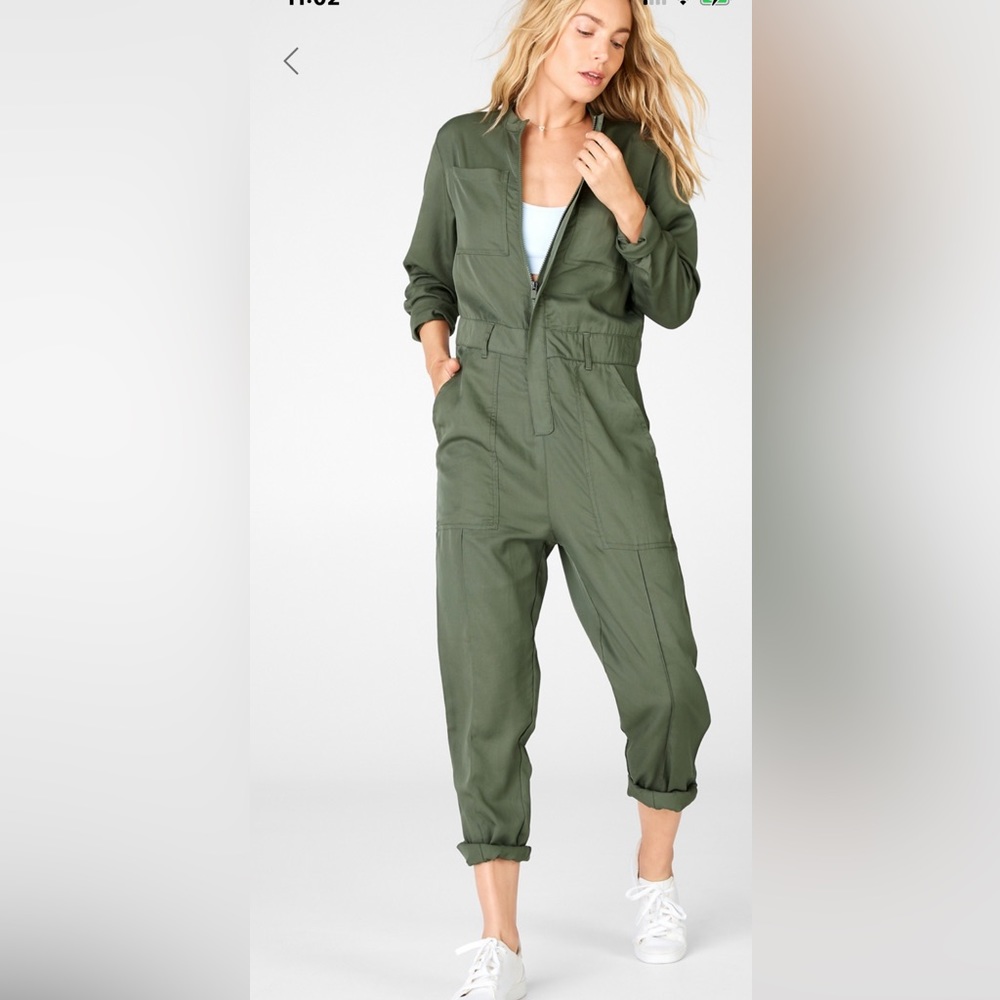 Everleigh
Woven
Jumpsuit by Fabletics
Size: M
Color: Safari